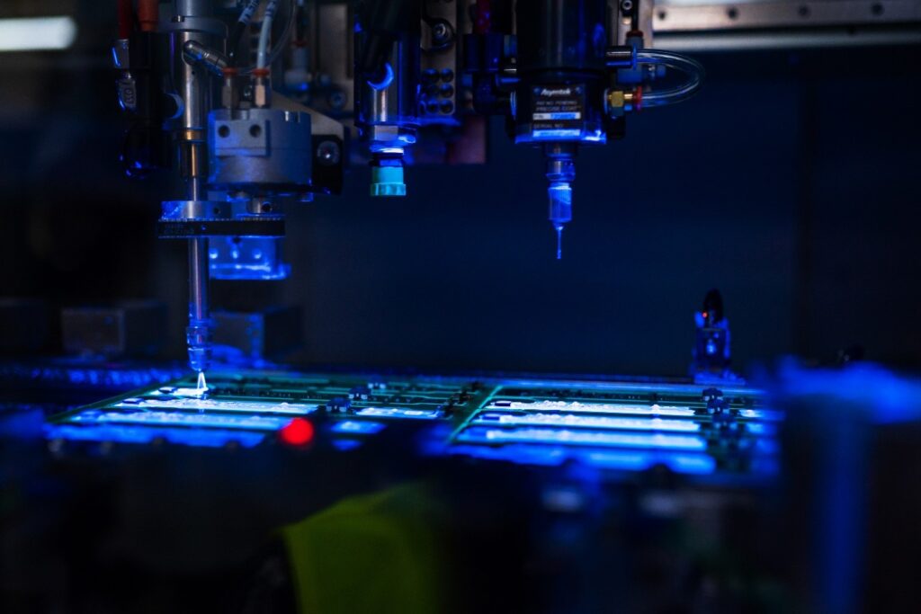 Leiterplatte mit fluoreszierender Schutzlackierung unter UV-Licht bei der Inspektion